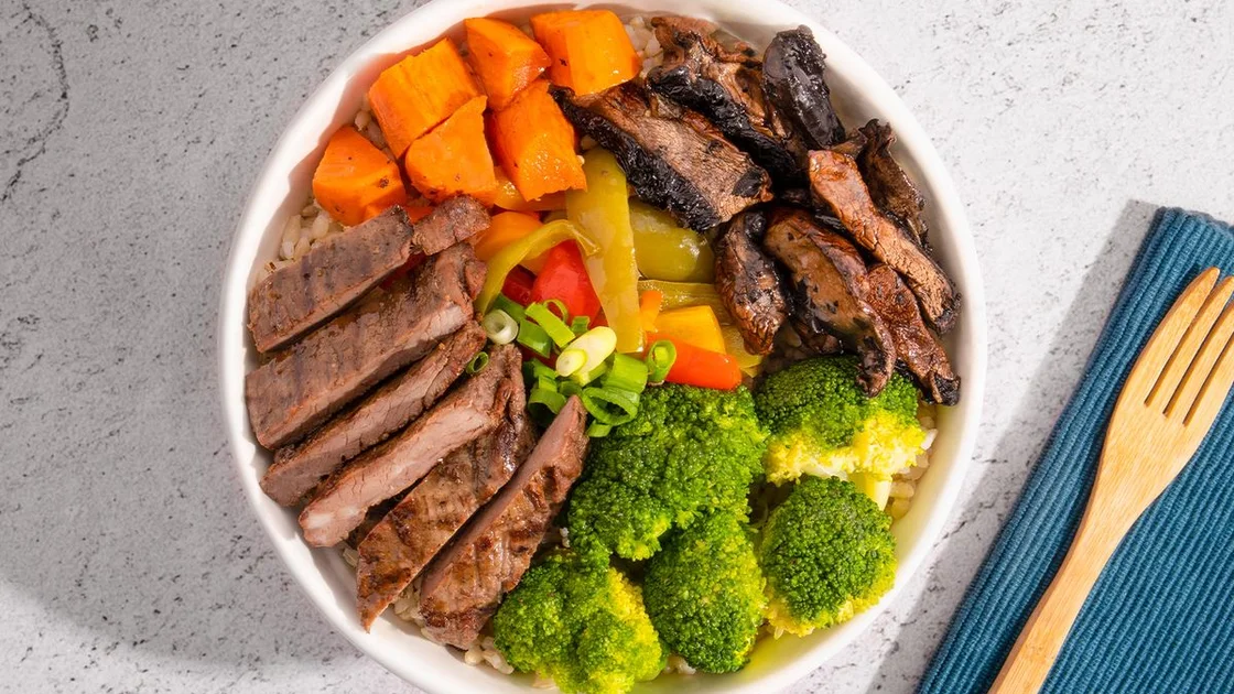Healthy & Co steak power bowl with broccoli, peppers and grains